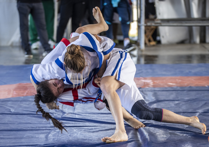 <p>Kazak güreşi kurallarına göre diz üstünden hareket yapmak ve ayaktan tutmak yasak.</p>