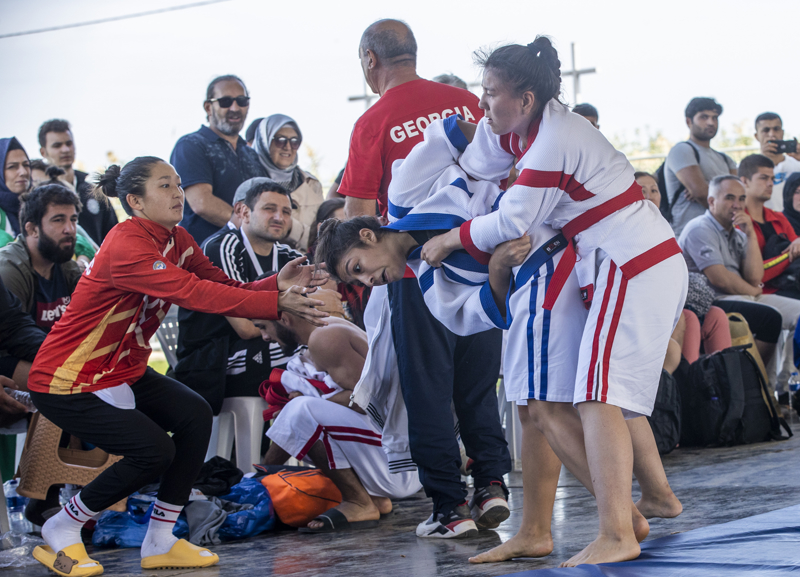<p>Farklı sıkletlerdeki güreşçilerin birbirine rakip olduğu ve kıran kırana geçen güreşler, büyük ilgiyle takip ediliyor.</p>