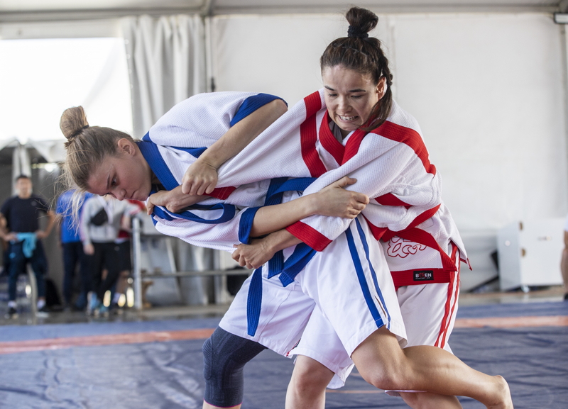 <p>Türk kökenli güreşin şimdiki Kazakistan topraklarında uygulanan geleneksel türlerinden biri olan bu branşta sporcular, rakibin omuzlarını yere getirmeye çalışıyor.</p>