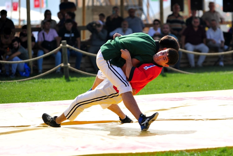 <p>Kuşak güreşi olarak da bilinen bu mücadelede sporcular, birbirlerinin kuşaklarını tutarak güreşiyor. </p>
