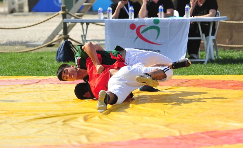 <p>Farklı sıkletlerdeki güreşçilerin birbirine rakip olduğu, kıran kırana geçen güreşler büyük ilgiyle takip ediliyor. Minder üzerinde yapılan güreşlere 15 ülkeden yaklaşık 100 sporcu katılıyor.</p>