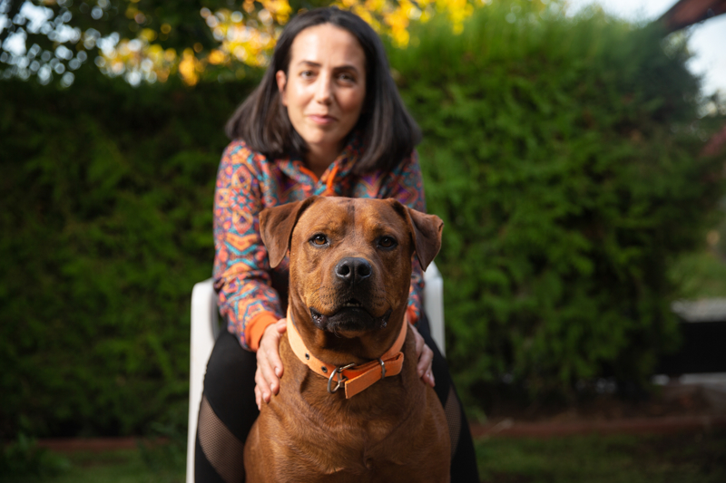 <p>Köpeklerle yaşadığı kavga sırasında yaralanan ilk kedisi Lesnar ile yazlık bahçesinde bulduğu ikinci kedisi Midas'ı tedavi ettirerek sahiplendiğini anlatan Esma Yıldız ise daha önce kedilerden korktuğunu ancak onlarla beraber hayatına inanılmaz güzel bir enerji geldiğini belirtti.</p>