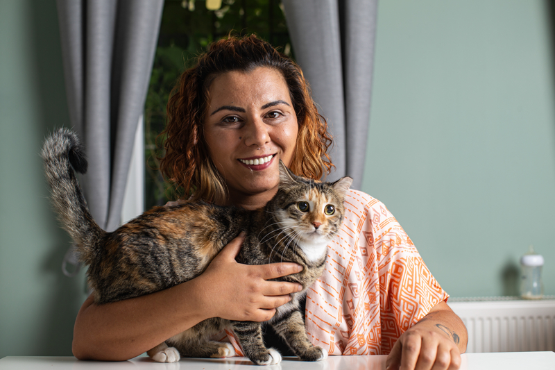 <p>Evinde kedi beslemeyi düşünenlere de kesinlikle almaları tavsiyesinde bulunan Yıldız, 'Her eve bir pati diyoruz zaten.' ifadelerini kullandı.</p>