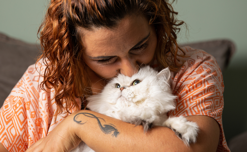 <p>Karaoğlu ailelere, çocuklara televizyon izlettirmek ya da onları telefonla oyalamak yerine sahiplenecekleri bir hayvana evlerini açmaları tavsiyesinde bulundu.</p>