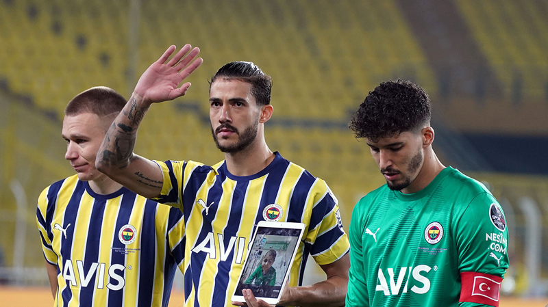<p><b>MAÇTA ISLIKLANDI, DESTEK GELDİ</b></p><p><br></p><p>Fenerbahçe'nin VavaCars Fatih Karagümrük ile oynadığı maçta penaltıya sebebiyet veren sonrasında ıslıklanan Altay Bayındır'a destek geldi.</p>
