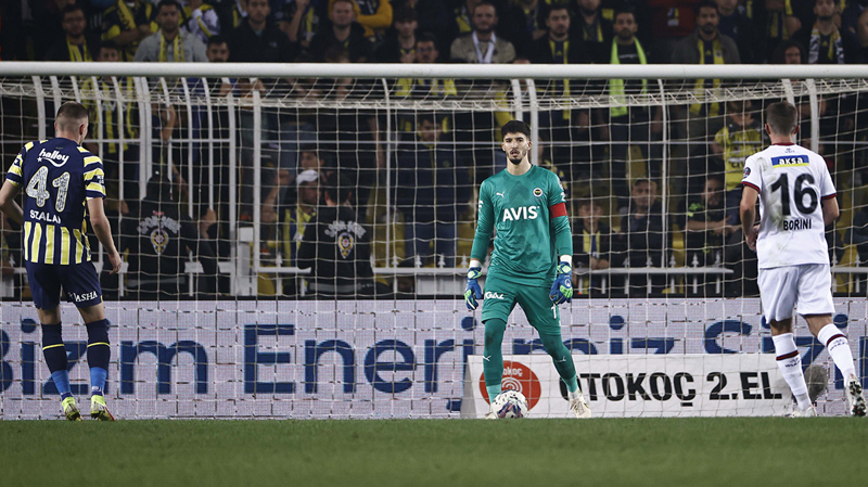 <p>Kısa bir açıklama yapan Altay Bayındır <b><i>'Abi teşekkür ederim. Yarın kalkacağız ve çalışmaya devam edeceğiz.</i></b>' ifadelerini kullandı.</p>