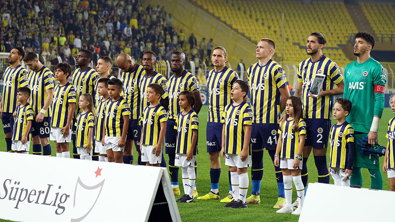 <p>Tribünlerdeki taraftarların bir bölümü, penaltının ardından topla buluştuğu anda Altay Bayındır'a tepki gösterdi.</p>