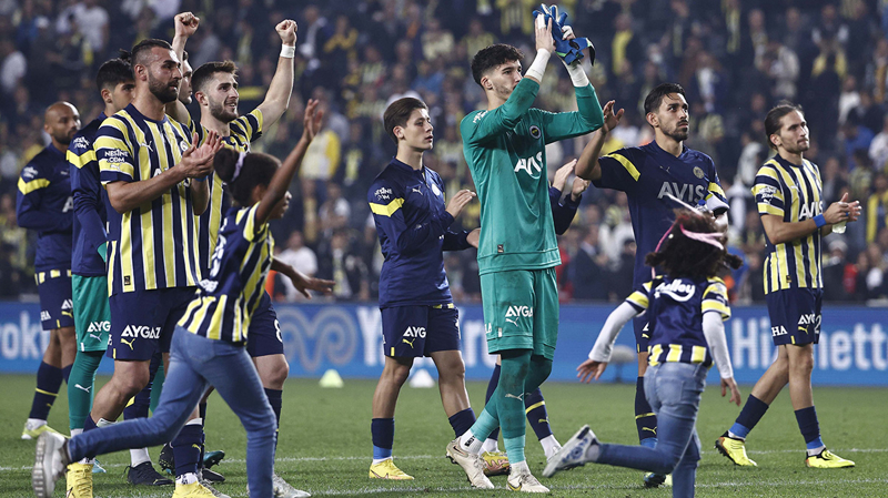 <p>Sarı-lacivertlilerin dördüncü golü atmasının ardından Atilla Szalai, Gustavo Henrique ve İsmail Yüksek, tepki gören Altay Bayındır'a koştu ve birlikte sevinç yaşadılar. </p>