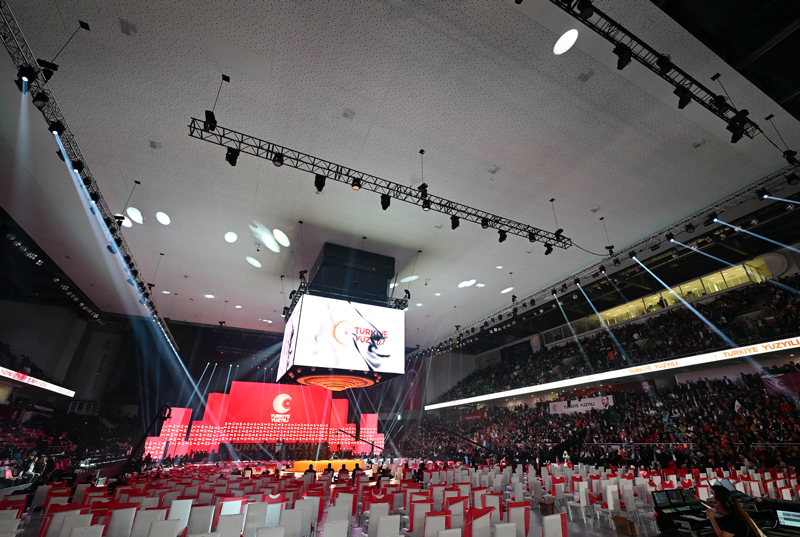 <p>Salonun �evresi bariyerlerle ara� ve yaya trafi�ine kapat�l�rken, toplant�ya kat�lacaklar i�in g�venlik noktalar� olu�turuldu. Partililer ve davetliler detayl� �st aramas�ndan ge�irildikten sonra alana al�n�yor.</p>