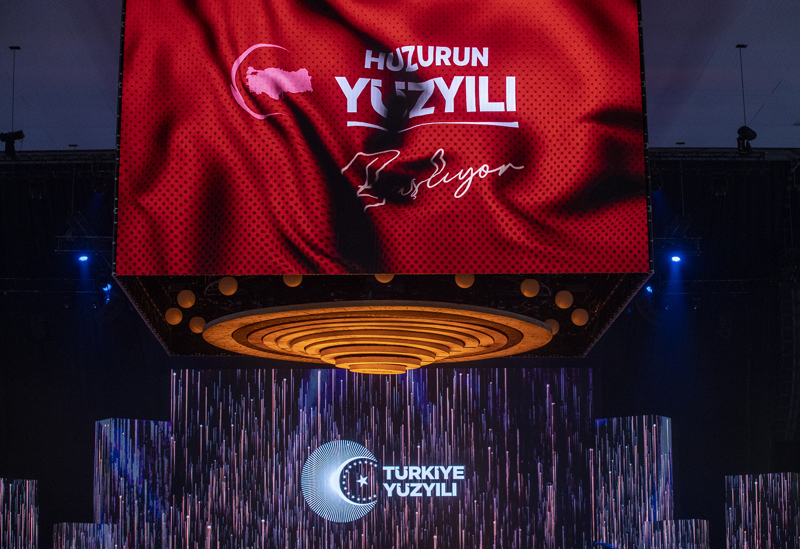 <p>Salona giremeyenler de kongreyi d��ar�da kurulan dev ekranlardan takip edebilecek.</p>