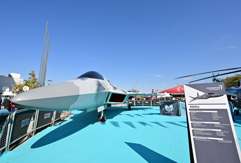 <p>Kongre salonunda davetliler, partililer, engelliler, gazeteciler ve k��e yazarlar� i�in ayr� platformlar yer ald�.</p>