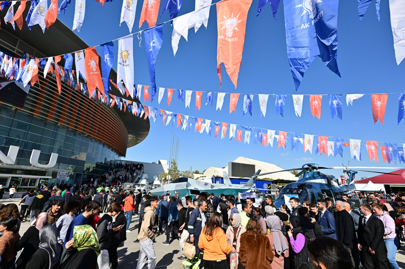 <p>�evik kuvvet, g�venlik �ube, ter�r, trafik ve �zel harekat ekipleri ba�ta olmak �zere Ankara Emniyet M�d�rl���n�n t�m birimlerinden �ok say�da polis, toplant� dolay�s�yla g�revlendirildi.</p>