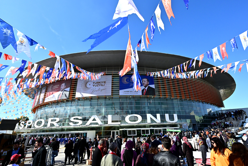 <p><b>- G�venlik �nlemleri</b></p><p>AK Parti 'T�rkiye Y�zy�l�' Tan�t�m Toplant�s� i�in g�nler �ncesinde yap�lan planlamayla Ankara Spor Salonu'nda geni� g�venlik �nlemleri al�nd�.</p>