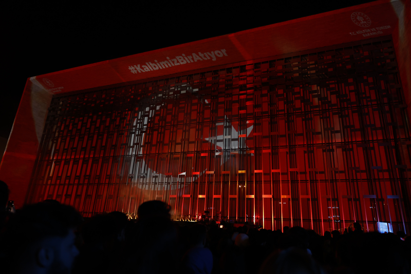 <p>Cep telefonlaryla kayt alan vatandalar, gsterilere alklarla elik etti.</p>