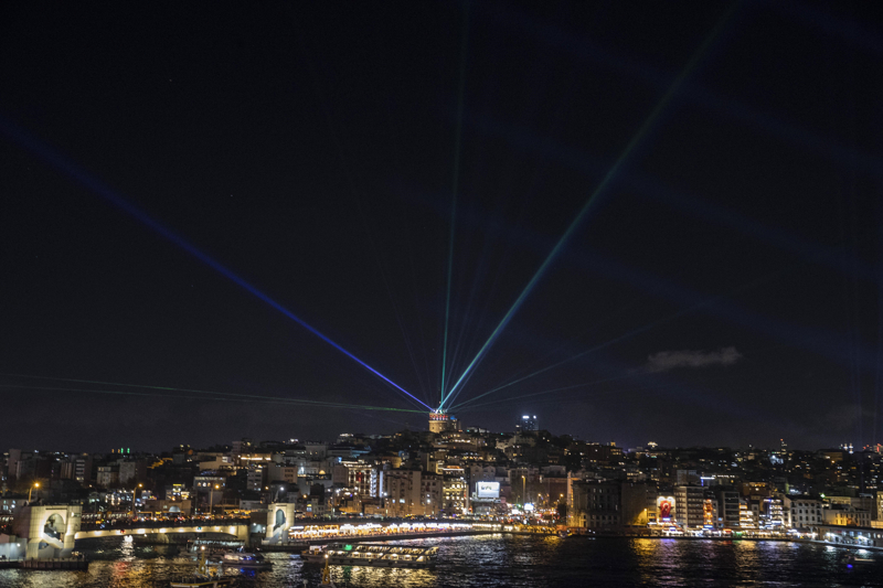 <p>stanbul Boaz'nda yer alan ok sayda gemi de siren alarak kutlamalara katld.</p>