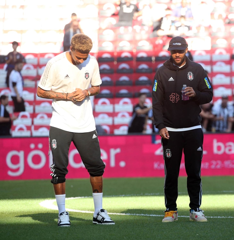 <p>Güneş, orta alanda Salih Uçan, Josef, Gedson ve Dele Alli'yi sahaya sürdü. Tecrübeli teknik adamın gol yollarındaki tercihleri ise Wout Weghorst ve Cenk Tosun oldu.</p>