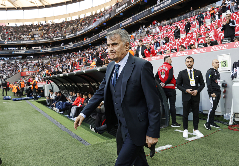 <p>Beşiktaş'ın tecrübeli file bekçisi Mert Günok, geçtiğimiz sezon Giresunspor ile iç sahada oynanan karşılaşmada çapraz bağ sakatlığı yaşamış ve uzun süre formasından uzak kalmıştı. </p>