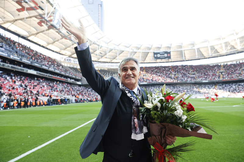 <p>Sakatlığını atlattıktan sonra da ikinci kaleci olarak görev alan Mert Günok, Şenol Güneş'in takımın başına geçmesinin ardından Ümraniyespor maçına ilk 11'de başladı. Mert Günok, 338 gün sonra resmi bir karşılaşmada görev aldı.</p>