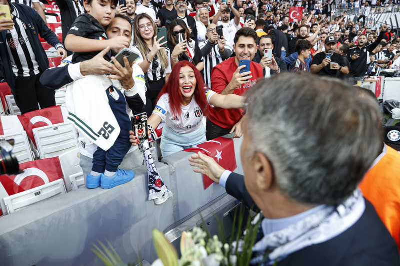 <p>Beşiktaş'ın Ümraniyespor'u konuk ettiği karşılaşmanın öncesinde oyuncular ısınmaya çıkarken, Beşiktaş taraftarları teknik direktör Şenol Güneş lehine uzun süre tezahüratlarda bulundu.</p>