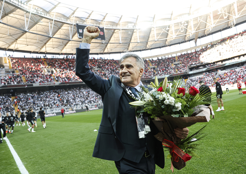 <p><b>ŞENOL GÜNEŞ'E ÇİÇEKLİ KARŞILAMA</b></p><p><br></p><p>Valerien Ismael'in yerine teknik direktörlük görevine getirilen Şenol Güneş, Vodafone Park'ta coşkuyla karşılandı. </p>