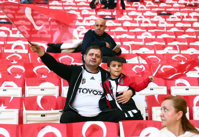 <p><b>29 EKİM CUMHURİYET BAYRAMI KUTLANDI</b></p><p><br></p><p>Beşiktaş'ın Ümraniyespor'u konuk ettiği karşılaşma öncesinde 29 Ekim Cumhuriyet Bayramı'nın 99'uncu yılı coşkuyla kutlandı.</p>