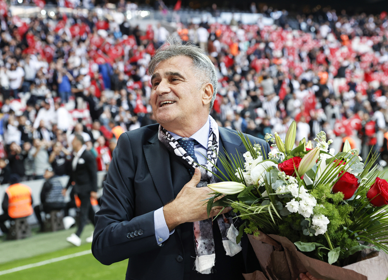 <p><b>ŞENOL GÜNEŞ'TEN 2'NCİ DALYA</b></p><p><br></p><p>Beşiktaş'ın Ümraniyespor'u konuk ettiği karşılaşmada Şenol Güneş dalya heyecanı yaşadı. Daha önce siyah-beyazlı ekibin başında 199 maçta görev alan Güneş, 200'üncü maçına Ümraniyespor karşısında çıktı.</p>