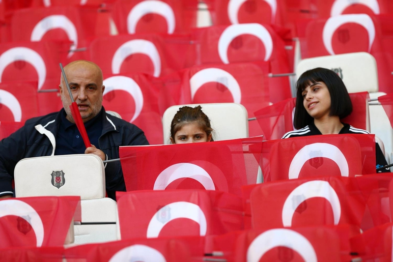<p>Karşılaşma öncesinde stadyum hoparlörlerinden 10. Yıl Marşı çalınırken, kapalı tribünde büyük bir Türk bayrağı açıldı.</p>