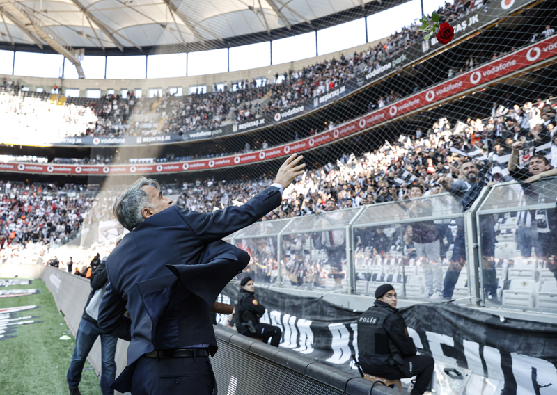 <p>Öte yandan son olarak 24 Mayıs 2019'da Beşiktaş taraftarının karşısına çıkan tecrübeli teknik adam, 3.5 yıl aranın ardından Beşiktaş taraftarıyla buluştu. </p>