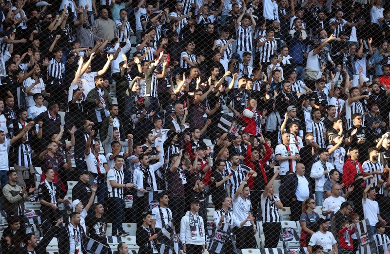 <p><b>CENK TOSUN İLK KEZ 11'DE </b></p><p><br></p><p>Sezon başında yeniden Beşiktaş'a dönen Cenk Tosun, bu sezon ilk kez ilk 11'de görev yaptı. Beşiktaş'ın sezon başında tekrardan kadrosuna kattığı golcü oyuncu Cenk Tosun, Ümraniyespor maçına ilk 11'de başladı.</p>