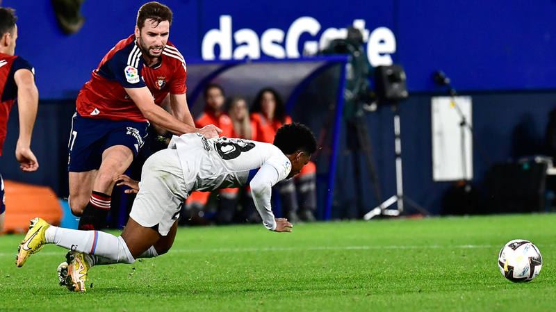 <p><b>Barcelona </b>puann 37'ye kararak, Katar'daki Dnya Kupas'ndan dolay verilen arada ligi <b>lider </b>olarak kapatmay garantiledi.</p>