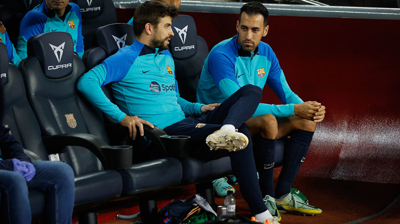 <p><b>Pique </b>ilk yar bittikten sonra takmlarn soyunma odasna gittii srada hakemle arasndaki diyaloun ardndan grd krmz kartla, Barcelona tarihinde <b>Pep Guardiola</b> ve <b>Hristo Stoichkov</b> ile birlikte toplamda <b>8'er kezle</b> kulp tarihinde <b>en ok krmz kart gren</b> futbolculardan biri oldu.<br></p>