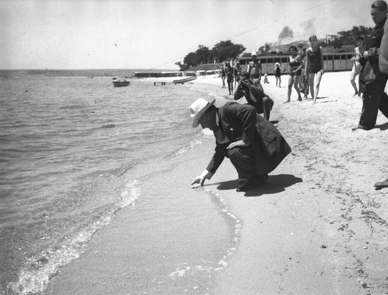 <p>Atatürk, Conkbayırı taarruzu sırasında göğsüne isabet eden şarapnel parçasının cebindeki saati parçalayarak dönmesi sonucu mutlak bir ölümden kurtuldu.</p>