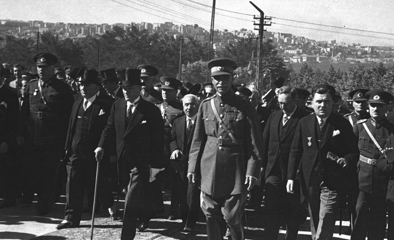 <p>1918'de yeniden görevlendirildiği Suriye cephesinde 7'nci Ordu Komutanıyken, Birinci Dünya Savaşı'nın sona ermesiyle imzalanan Mondros Ateşkes Antlaşması'ndan sonra İstanbul'a döndü. Ülkeyi düşman işgalinden kurtarmak amacını gizli tutarak, Ordu Müfettişliği görevi ile İstanbul'dan ayrıldı.</p>