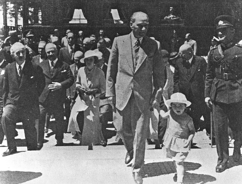 <p>Doğu Cephesi'nde 16'ncı Kolordu Komutanlığına atanan Atatürk, 1916'da Rus saldırılarını durdurarak Bitlis ve Muş'u düşmandan geri aldı ve bu cephede generalliğe terfi etti.</p>