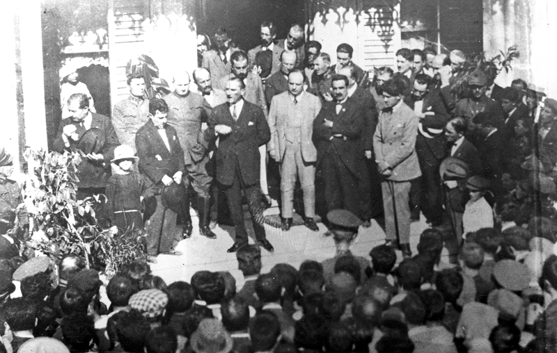 <p>Büyük Önder Atatürk, United Telegraph gazetesi muhabirine yaptığı açıklamada, Sevr Antlaşması'nı tanımadıklarını vurgulayarak, 'Siyasi, adli, iktisadi ve mali bağımsızlığımızı imhaya ve neticede yaşama hakkımızı inkara ve kaldırmaya yöneltilmiş Sevr Antlaşması bizce mevcut değildir.' ifadelerini kullandı.</p>