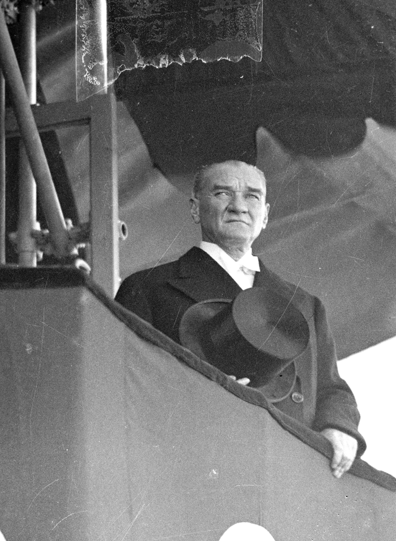 <p>Türkiye Büyük Millet Meclisi (TBMM), onun çabalarıyla 23 Nisan 1920'de Ankara'da tarihi görevine başladı. Mustafa Kemal Atatürk, Meclis ve Hükümet Başkanı seçildi.</p>