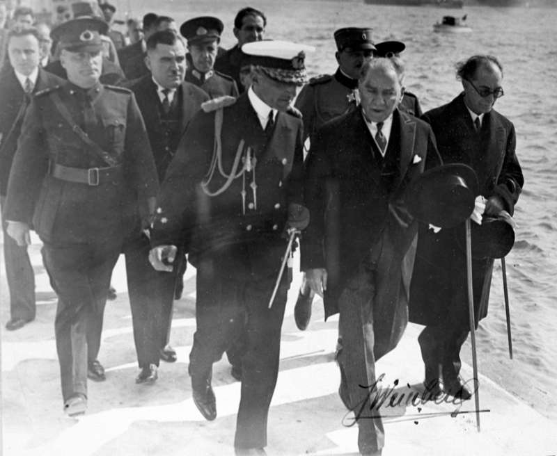 <p><b>- Milli Mücadele ve Kurtuluş Savaşı'nın tanığı Anadolu Ajansını kurdu</b></p><p>TBMM açılmadan 17 gün önce, 6 Nisan 1920'de, Mustafa Kemal Atatürk'ün talimatıyla Anadolu Ajansı (AA) kuruldu. 'Türkiye'nin sesini dünyaya duyurmak' amacıyla kurulan AA, TBMM'nin çıkardığı ilk yasaları duyurdu, Milli Mücadele'nin ve Kurtuluş Savaşı'nın her aşamasına tanıklık etti.</p>
