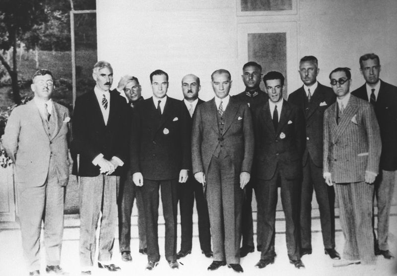 <p>TBMM açılarak milli bir hükümet kurulmasına rağmen Osmanlı Hükümeti ile İtilaf Devletleri arasında 10 Ağustos 1920'de Sevr Antlaşması imzalandı.</p>