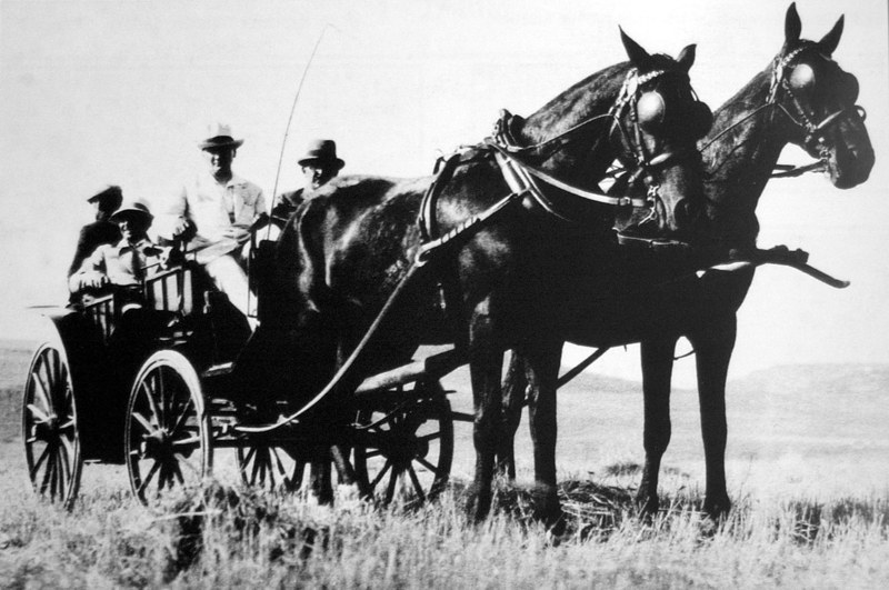 <p>Atatürk'ün komutanlığında Türk ordusu, vatanı düşman işgalinden kurtarmak için 26 Ağustos 1922'de karşı saldırıya geçerek Büyük Taarruz'u başlattı.</p>