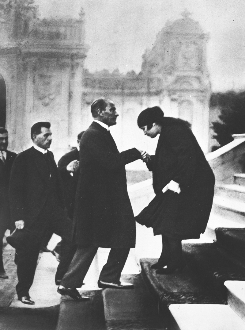 <p>Yunan ordusunun 23 Ağustos 1921'de yeniden taarruz etmesiyle Sakarya Meydan Muharebesi başladı. Atatürk, birliklere, 'Savunma hattı yoktur, savunma sathı vardır. O satıh bütün vatandır. Vatanın her karış toprağı vatandaşın kanıyla ıslanmadıkça terk olunamaz.' emrini verdi.</p>
