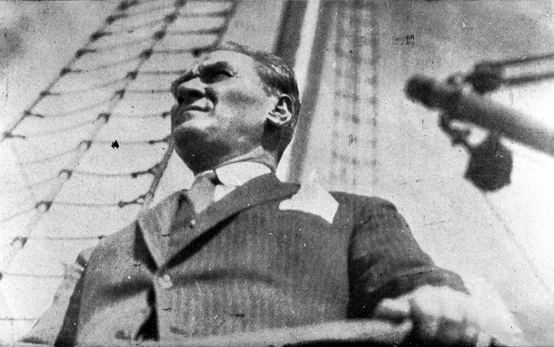 <p>Mustafa Kemal Paşa'nın yönettiği 30 Ağustos 1922'deki Dumlupınar (Başkomutan) Meydan Muharebesi'nde Türk ordusu, Yunan ordusunun büyük kısmını yok etti. Bozguna uğrayarak kaçan düşman kuvvetlerini izleyen Türk ordusu, 9 Eylül 1922'de İzmir'e girdi.</p>