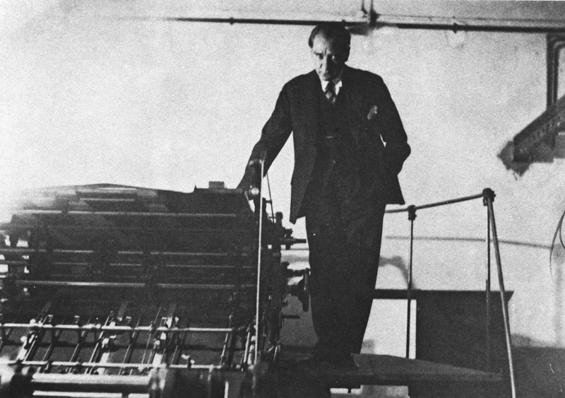 <p>Yunan ordusu bozguna uğratılarak, Başkomutan Mustafa Kemal Paşa'nın yönettiği Türk ordusu, Sakarya Meydan Muharebesi'ni zaferle sonuçlandırdı. 22 gün süren bu savaşta Yunan ordusu ağır kayıplara uğratıldı. Bu zafer dolayısıyla Mustafa Kemal Atatürk'e, TBMM tarafından 'Mareşal' rütbesi ve 'Gazi' unvanı verildi.</p>