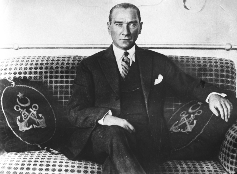 <p>Cumhurbaşkanı Mustafa Kemal Atatürk'e 14 Haziran 1926'da İzmir'de yapılması planlanan suikast girişimi engellendi. Elebaşları İzmir'de tutuklandı.</p>
