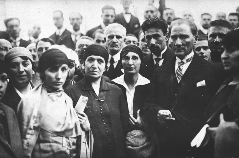 <p><b>- Lozan Antlaşması</b></p><p>İsmet İnönü başkanlığındaki Türkiye heyeti ile İngiltere, Fransa, İtalya, Japonya, Yunanistan, Romanya ve Yugoslavya arasında 24 Temmuz 1923'te Lozan Antlaşması imzalandı.</p>