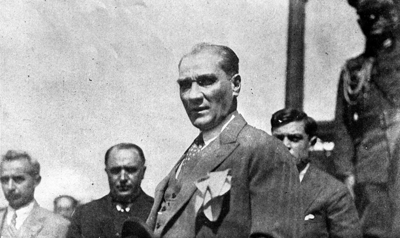 <p><b>- Türkiye Cumhuriyeti'nin ilk Cumhurbaşkanı</b></p><p>Kurtuluş Savaşı'nın ardından TBMM tarafından 29 Ekim 1923'te Cumhuriyet ilan edilirken, Mustafa Kemal Atatürk de Cumhurbaşkanı seçildi. 1938'de ölümüne dek arka arkaya 4 kez Cumhurbaşkanı seçilen Atatürk, bu görevi en uzun süre yürüten Cumhurbaşkanı oldu.</p>