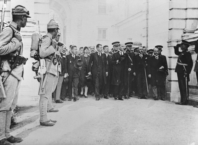 <p>Büyük Önder, Lozan Antlaşması'na ilişkin, 'Bu antlaşma, Türk milleti aleyhine, asırlardan beri hazırlanmış ve Sevr Antlaşması'yla tamamlandığı zannedilmiş büyük bir suikastın yıkılışını ifade eder bir vesikadır.' değerlendirmesinde bulundu.</p>