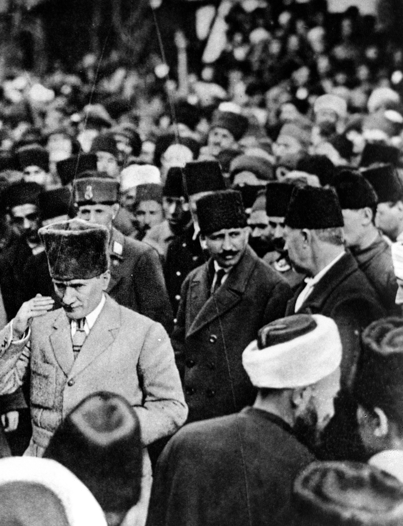 <p>Büyük Önder, suikast girişimine ilişkin Anadolu Ajansına yaptığı açıklamada, 'Alçak girişimin benim şahsımdan ziyade mukaddes Cumhuriyetimize ve onun dayandığı yüksek ilkelerimize yönelmiş bulunduğuna şüphe yoktur. Benim naçiz vücudum bir gün elbet toprak olacaktır fakat Türkiye Cumhuriyeti ilelebet payidar kalacaktır.' değerlendirmesinde bulundu.</p>