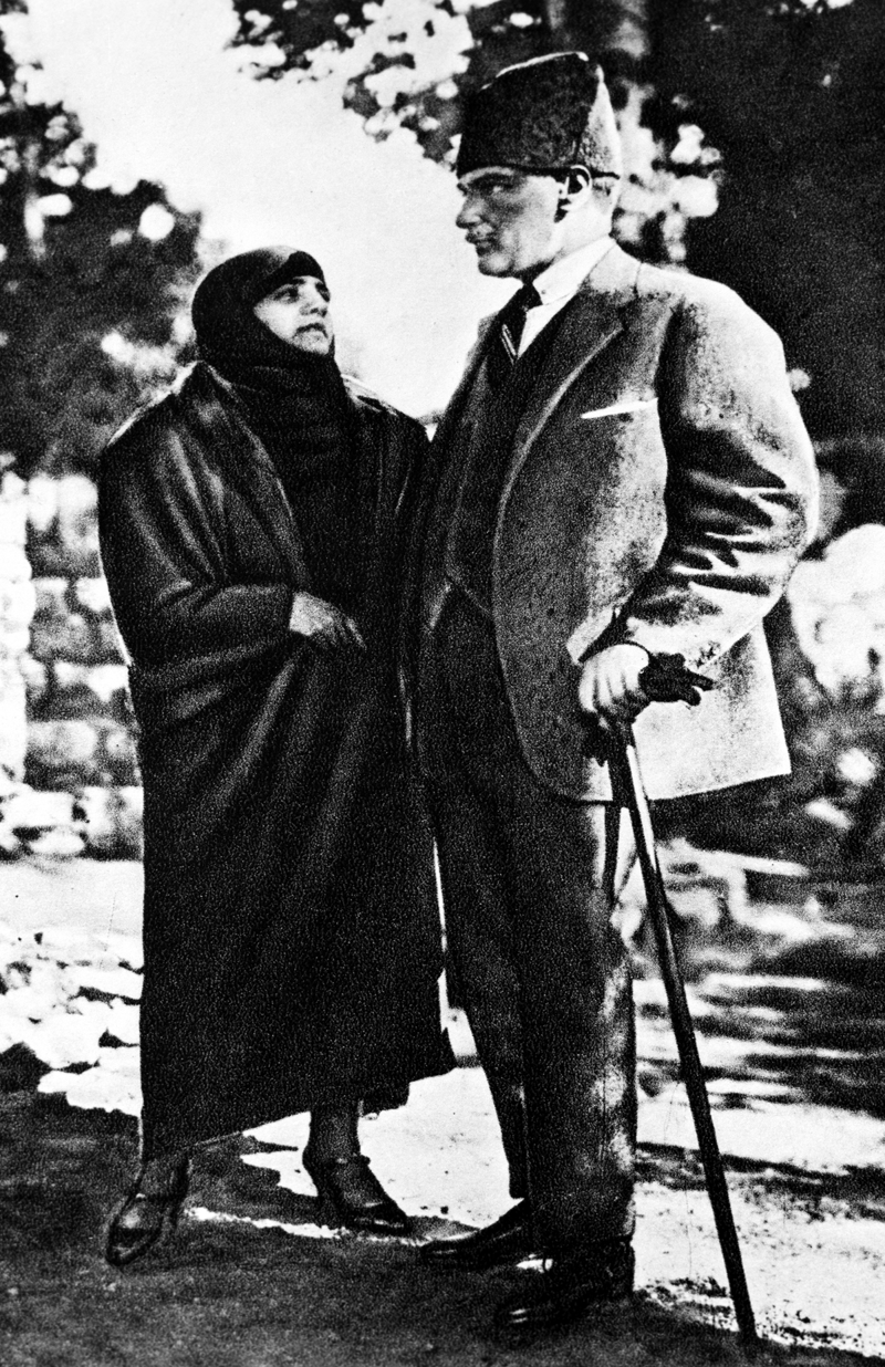 <p>Gazi Mustafa Kemal'e, 24 Kasım 1934'te 2587 sayılı Kanunla 'Atatürk' soyadı verildi ve bu soyadının başkaları tarafından kullanılması yasaklandı.</p>
