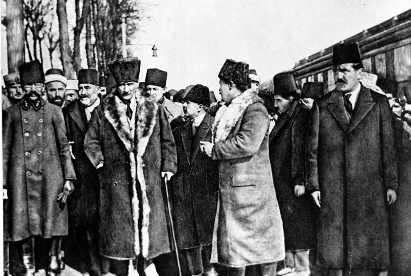 <p><b>- Türkiye'nin bölgesinde ve dünyada etkili bir aktör olarak öne çıkmasına katkıda bulundu</b></p><p>Mustafa Kemal Atatürk, 1929 Dünya Ekonomik Bunalımı'nın etkilerini hafifletmek ve ülkenin kalkınmasını hızlandırmak amacıyla 1933'te Beş Yıllık Sanayi Planı'nı başlattı. Aynı dönemde dış politikada da önemli adımlar atıldı. Milletler Cemiyeti'ne girilmesi, Balkan Antantı'nın imzalanması, Montrö Boğazlar Sözleşmesi ve Sadabat Paktı gibi girişimler, Türkiye'nin bölgesinde ve dünyada etkili bir aktör olarak öne çıkmasına katkıda bulundu.</p>