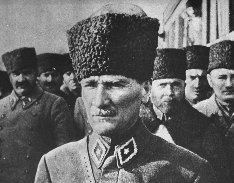 <p>Askeri ve siyasi dehasıyla Türk ve dünya tarihine adını altın harflerle yazdıran Mustafa Kemal Atatürk, 10 Kasım 1938'de 57 yaşındayken Dolmabahçe Sarayı'nda saat 09.05'te hayata gözlerini yumdu.</p>